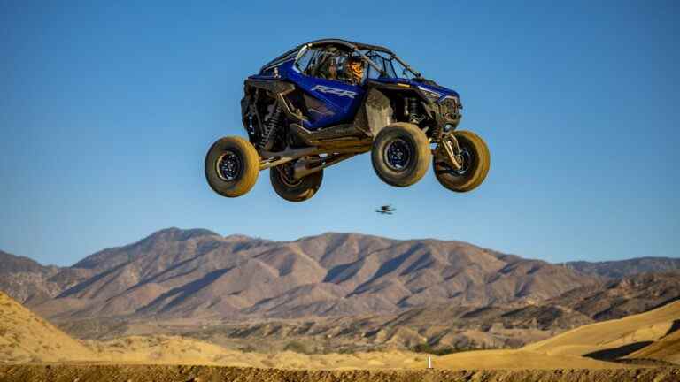 Le champion Baja RJ Anderson fait peur à quatre athlètes célèbres dans un nouveau Polaris RZR Pro R 2022