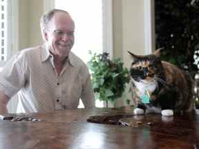 Fred Everitt de Tupelo, Mississippi, est tout sourire après son chat, 