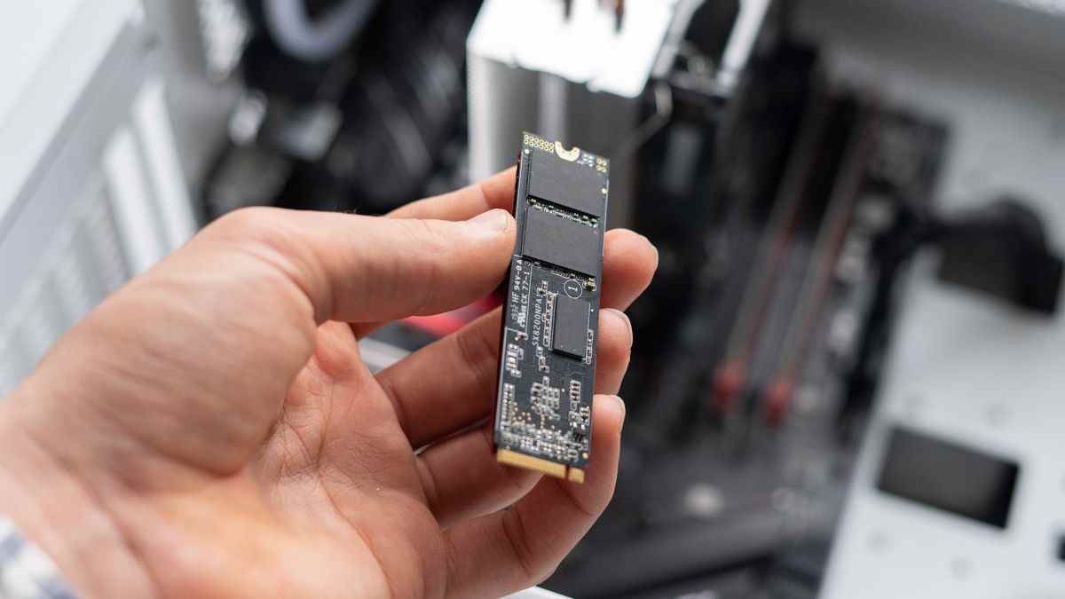 Le client reçoit la bénédiction de Samsung pour briser son SSD avec un marteau
