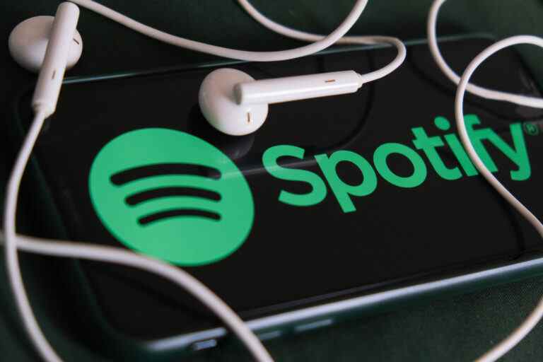 Le dernier test de Spotify incite les utilisateurs à réagir aux listes de lecture avec un clip vocal