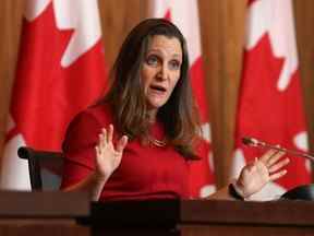 Chrystia Freeland, vice-première ministre et ministre des Finances du Canada, prend la parole lors d'une conférence de presse sur la colline du Parlement à Ottawa, Ontario, Canada, le mercredi 23 février 2022.