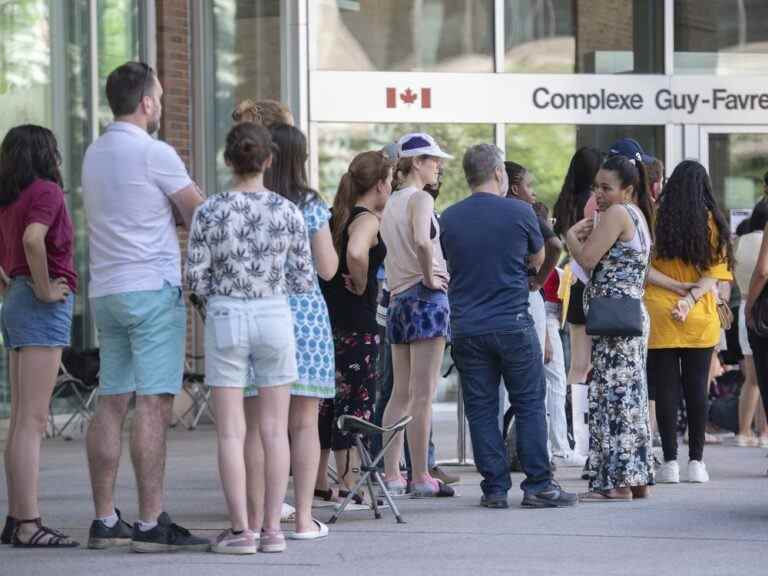 Le gouvernement fédéral annonce quatre nouveaux sites de service de passeport alors que l’arriéré se poursuit