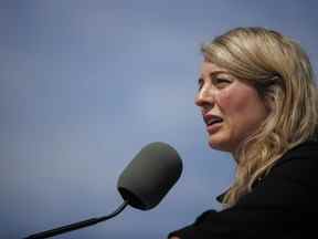 Début juillet, la ministre des Affaires étrangères, Mélanie Joly, a délivré un permis à Siemens Energy Canada l'autorisant à entretenir des turbines utilisées par la société gazière d'État russe Gazprom, malgré les sanctions contre Moscou pour son invasion de l'Ukraine.