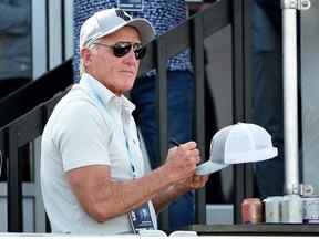 Le commissaire du LIV Golf, Greg Norman, signe des chapeaux depuis le pont d'un pavillon sur le 18e green lors de la ronde finale du LIV Golf Invitational - Portland au Pumpkin Ridge Golf Club le 02 juillet 2022 à North Plains, Oregon.