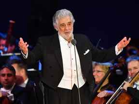 Dans cette photo d'archive prise le 28 août 2019, le ténor espagnol Placido Domingo se produit lors de son concert dans le nouveau centre sportif et culturel 'St Gellert Forum' à Szeged, en Hongrie.