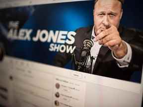 Cette photo montrant un écran d'ordinateur affichant le compte Twitter du théoricien du complot d'extrême droite Alex Jones est prise le 15 août 2018 à Washngton DC