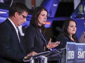 Danielle Smith, au centre, fait un commentaire pendant que Todd Loewen, à gauche, et Rajan Sawhney écoutent lors du débat des candidats à la direction du Parti conservateur uni de l'Alberta à Medicine Hat, en Alberta, le mercredi 27 juillet 2022.