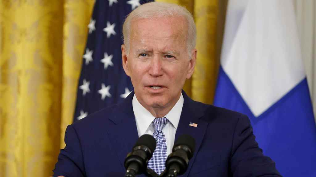 Le président Biden signe un projet de loi élargissant les services de soins de santé pour les anciens combattants qui ont servi dans des bases avec des « fosses à brûler »
