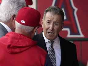 Le propriétaire des Los Angeles Angels, Arte Moreno, à droite, s'entretient avec le manager des Angels Joe Maddon avant un match de baseball contre les Cleveland Guardians le mardi 26 avril 2022 à Anaheim, en Californie.