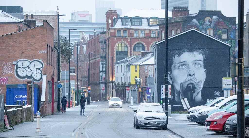 Le rappeur britannique Aitch s'excuse après que la fresque de Manchester représentant Ian Curtis de Joy Division ait été repeinte pour son album
	
	
