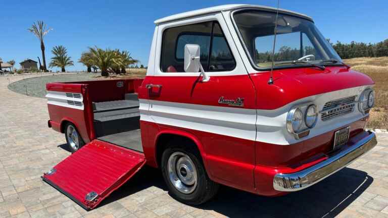 Le rare pick-up Corvair 95 Rampside de 1963 est le transporteur ultime pour les motards et les surfeurs des années 60