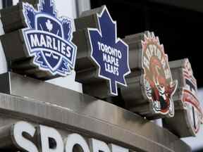 La vente de MLSE par le Régime de retraite des enseignantes et des enseignants de l'Ontario à la participation majoritaire du consortium de communications Bell-Rogers il y a dix ans, d'une valeur de 1,32 milliard de dollars pour toutes les propriétés sportives, y compris Leafs TV, a commencé à rendre la chaîne redondante.  Photo d'archive du Toronto Sun