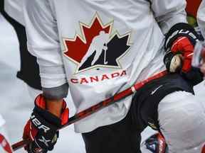 Un logo de Hockey Canada apparaît sur le chandail d'un joueur de l'équipe nationale junior du Canada lors d'un entraînement au camp d'entraînement à Calgary, le mardi 2 août 2022. LA PRESSE CANADIENNE/Jeff McIntosh