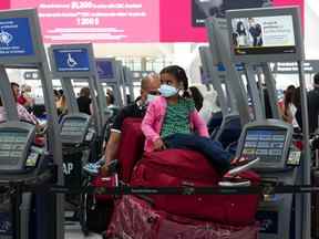 Les gens font la queue pour s'enregistrer à l'aéroport international Pearson de Toronto