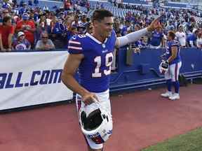 Le parieur des Buffalo Bills Matt Araiza salue les fans après un match de football de pré-saison de la NFL contre les Colts d'Indianapolis à Orchard Park, NY, le samedi 13 août 2022.