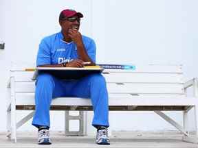 Phil Simmons l'entraîneur-chef des Antilles au cours de la session des filets des Antilles au stade Sir Vivian Richards le 11 avril 2015 à Antigua, Antigua et Barbuda.