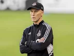 17 août 2022 ;  Toronto, Ontario, CAN ;  L'entraîneur-chef du Toronto FC, Bob Bradley, regarde depuis le banc contre le New England Revolution au BMO Field.