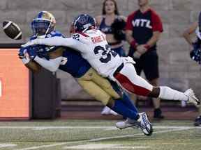 Le demi de coin des Alouettes Rodney Randle Jr. fait tomber le ballon des mains du receveur des Blue Bombers Rasheed Bailey lors du deuxième quart jeudi soir au Stade Molson.