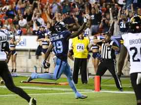 Le receveur large des Argonauts de Toronto Kurleigh Gittens Jr. (19 ans) marque un touché lors de la première mi-temps de l'action de football de la LCF contre les Tiger-Cats de Hamilton à Toronto le vendredi 26 août 2022.