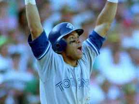 Contribution locale ~ OAKLAND, : les Blue Jays de Toronto Roberto Alomar lève les bras alors qu'il regarde le ballon qu'il vient de frapper Dennis Eckersley d'Oakland A navigue sur le mur droit du champ le 11 octobre 1992 dans la neuvième manche pour égaliser le match à 6-6 dans le quatrième match de la série de championnats de la Ligue américaine à Oakland, en Californie.  Le coup de circuit était le quatrième coup sûr d'Alomar dans le match.