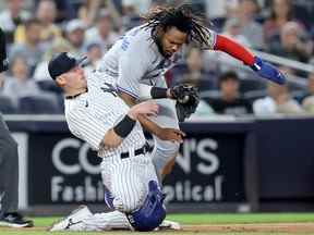 Vladimir Guerrero Jr. des Blue Jays glisse en toute sécurité à la troisième place sur un simple de Lourdes Gurriel Jr. (non illustré) devant le tag de Josh Donaldson des Yankees lors de la cinquième manche au Yankee Stadium de New York le jeudi 18 août 2022 .