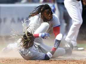 Les Blue Jays Vladimir Guerrero Jr., en tête, entrent en collision avec son coéquipier Raimel Tapia après avoir tenté de marquer simultanément sur un doublé d'Alejandro Kirk en cinquième manche hier contre les Yankees de New York.  Tapia était en sécurité sur le jeu, mais Guerrero a été tagué.