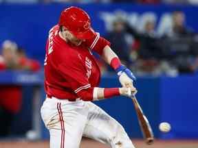 Le frappeur des Blue Jays Danny Jansen a réussi un circuit de trois points en septième manche contre les Cubs au Rogers Centre de Toronto, le lundi 29 août 2022.