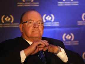 Scotty Bowman, l'un des lauréats 2017 de l'Ordre du hockey au Canada, répond aux questions au Sheraton Cavalier de Saskatoon le 19 juin 2017.