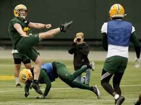 Jon Ryan (12) botté de dégagement lors de l'entraînement des Elks d'Edmonton au stade Commonwealth d'Edmonton le mardi 2 août 2022.