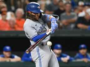 L'arrêt-court des Blue Jays de Toronto, Bo Bichette, frappe un coup de circuit de trois points contre les Orioles de Baltimore à Oriole Park à Camden Yards.