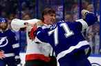 Alex Formenton # 10 des Sénateurs d'Ottawa et Anthony Cirelli # 71 du Lightning de Tampa Bay se battent en troisième période lors d'un match à l'Amalie Arena le 1er mars 2022 à Tampa, en Floride.  (Photo de Mike Ehrmann/Getty Images)