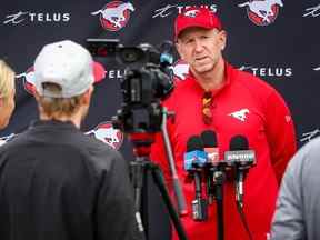 L'entraîneur-chef des Stampeders de Calgary, Dave Dickenson, photographié après l'entraînement du 26 juillet, n'a pas voyagé avec l'équipe à Ottawa jeudi pour un match contre le Rouge et Noir vendredi.