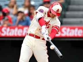 Shohei Ohtani des Angels frappe le premier de ses deux circuits en solo contre l'athlétisme au Angel Stadium d'Anaheim, en Californie, le jeudi 4 août 2022.