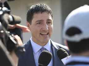 Le premier ministre Justin Trudeau s'entretient avec les médias à l'extérieur de la basilique Sainte-Anne de Beaupré, à l'est de Québec, lors de la visite papale du pape François le jeudi 28 juillet 2022.