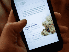 Un site Web de l'Ontario Cannabis Store photographié sur un téléphone mobile à Ottawa le jeudi 18 octobre 2018. LA PRESSE CANADIENNE/Sean Kilpatrick