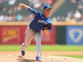 Brady Singer # 51 des Royals de Kansas City livre un lancer lors de la première manche contre les White Sox de Chicago au terrain à taux garanti le 03 août 2022 à Chicago, Illinois.