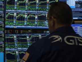 Les commerçants travaillent pendant la cloche d'ouverture de la Bourse de New York à Wall Street à New York.