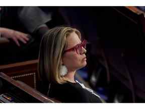 Le sénateur Kyrsten Sinema, démocrate de l'Arizona, assiste au discours sur l'état de l'Union du président américain Joe Biden au Capitole américain à Washington, DC, États-Unis, le mardi 1er mars 2022. Le premier discours de Biden sur l'état de l'Union vient contre le contexte de l'invasion de l'Ukraine par la Russie et des sanctions subséquentes imposées à la Russie par les États-Unis et leurs alliés.