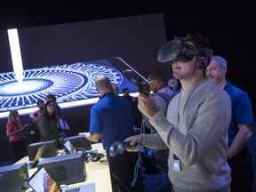 Un participant porte un casque de réalité virtuelle (VR) HTC Corp. Vive lors de l'Apple Worldwide Developers Conference (WWDC) à San Jose, Californie, États-Unis, le lundi 5 juin 2017. La conférence vise à inspirer les développeurs du monde entier à transformer leurs passions en prochaines grandes innovations et applications que les clients utilisent tous les jours sur iPhone, iPad, Apple Watch, Apple TV et Mac.