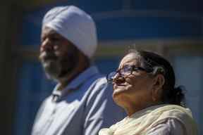 Surjit Singh Mann (à gauche) et Jasmail Kaur Mann, parents de la victime d'agression brutale, agent immobilier et podcasteur Joti Singh Mann, à Brampton, en Ontario.  le jeudi 11 août 2022. La mère a chassé les trois assaillants qui ont attaqué son fils avec deux machettes et une hache.  ERNEST DOROSZUK/SOLEIL DE TORONTO