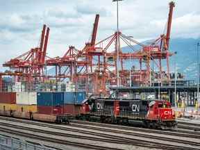 Un train du CN Rail charge des conteneurs au port de Vancouver en juin.