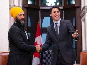 Le chef du NPD Jagmeet Singh et le premier ministre Justin Trudeau sont vus sur une photo d'archive de la Colline du Parlement.