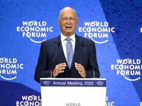 Le fondateur du Forum économique mondial, Klaus Schwab, prend la parole lors de la réunion annuelle du WEF à Davos le 23 mai 2022. 