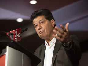 L'ancien président d'Unifor, Jerry Dias, répond à une question d'un journaliste après avoir annoncé un accord de travail de trois ans avec Ford Motor Company lors d'une conférence de presse à Toronto le mardi 22 septembre 2020.