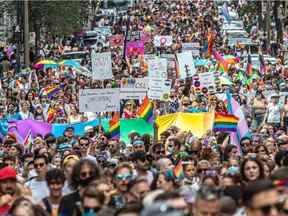 Des milliers de personnes ont participé à la marche de la Fierté Montréal le dimanche 15 août 2021.