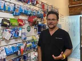 Alexander Mihaila, propriétaire de Mr. Pharmacist à Toronto, a déclaré avoir remarqué une nette pénurie de médicaments contre le rhume et la grippe pour les enfants.  Et ça fait des semaines.