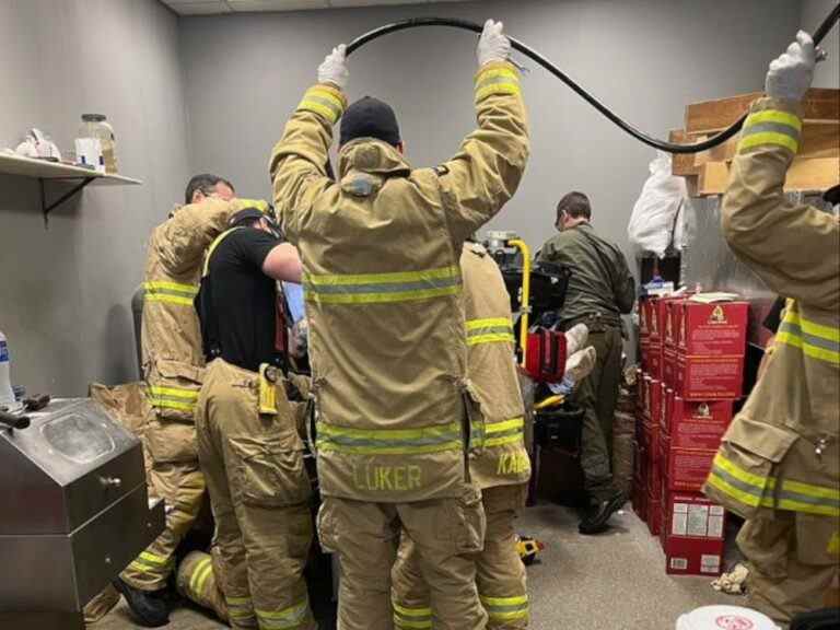 Les pompiers d’Ottawa libèrent la main d’un homme coincé dans une machine à pain industrielle