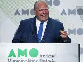 Le premier ministre de l'Ontario, Doug Ford, plaisante sur l'ingestion d'une abeille avant de prendre la parole à la conférence de l'Association des municipalités de l'Ontario, le lundi 15 août 2022 à Ottawa.