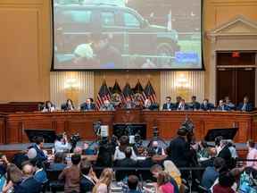 Une vidéo du cortège de Trump quittant le rassemblement du 6 janvier sur l'Ellipse est affichée alors que Cassidy Hutchinson témoigne devant le panel de la Chambre le 6 janvier le 28 juin 2022. Photographe : Shawn Thew/Pool/Getty Images