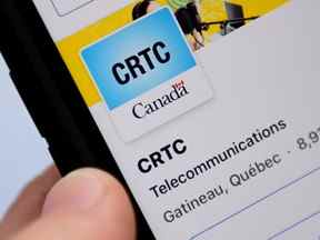 Une personne navigue sur la page des médias sociaux du Conseil de la radiodiffusion et des télécommunications canadiennes (CRTC) sur un téléphone cellulaire à Ottawa le lundi 17 mai 2021.